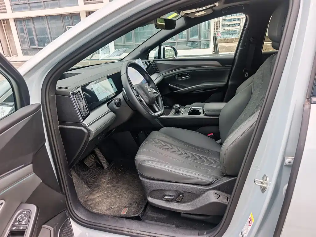 BYD L DM-i — фото 6