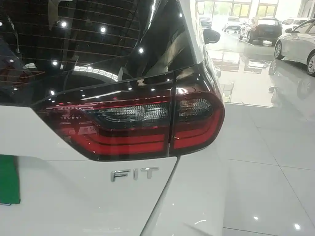 Honda Fit — фото 7