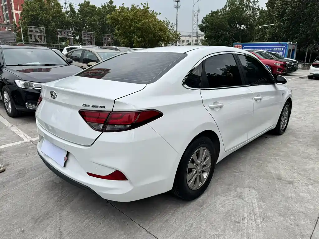 Hyundai Elantra — фото 5