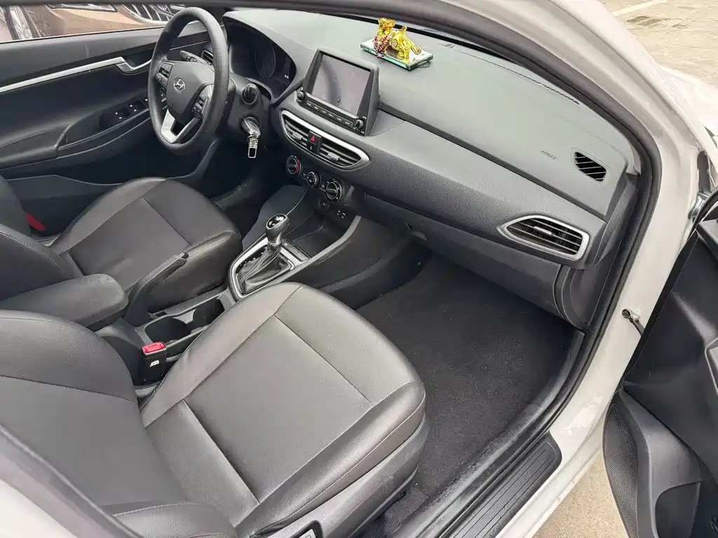 Hyundai Elantra — фото 7