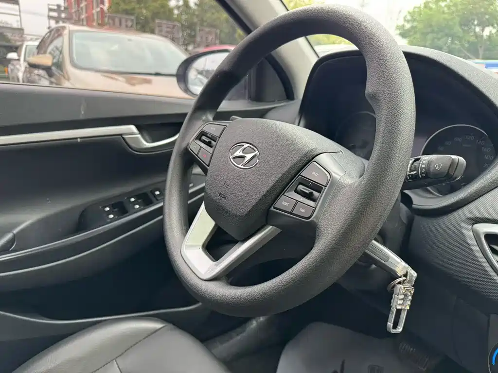 Hyundai Elantra — фото 9