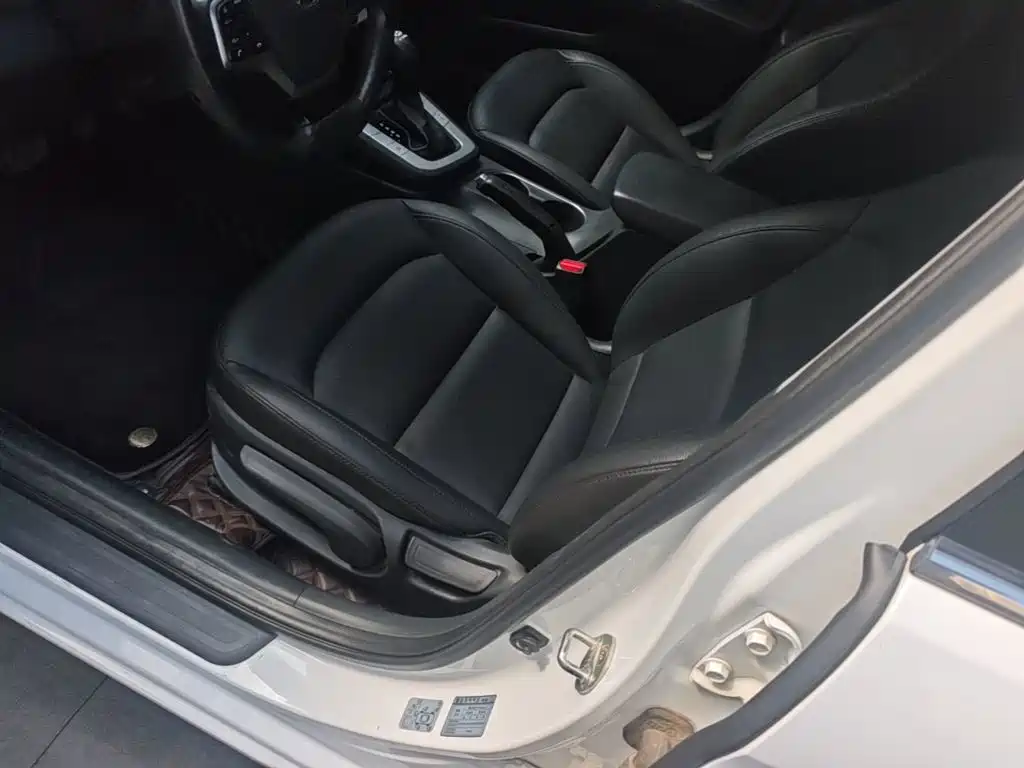 Hyundai Elantra — фото 14