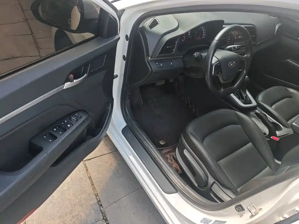 Hyundai Elantra — фото 15
