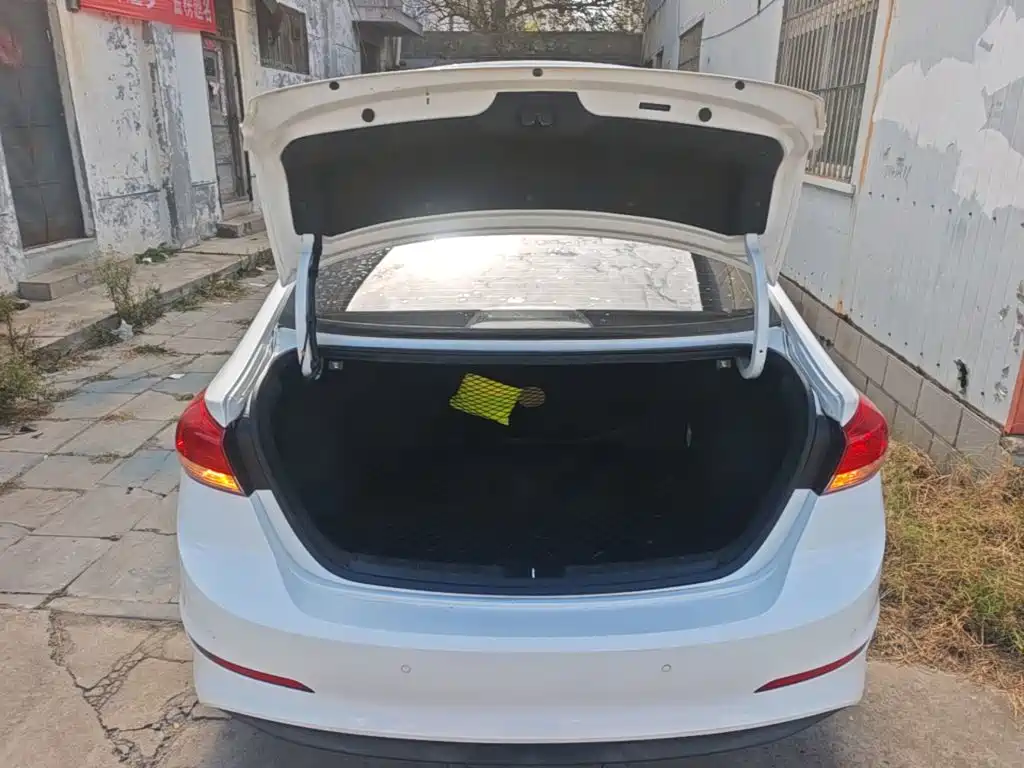 Hyundai Elantra — фото 18