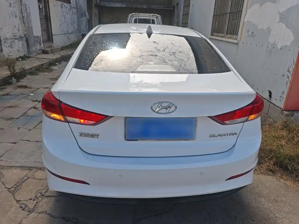 Hyundai Elantra — фото 5