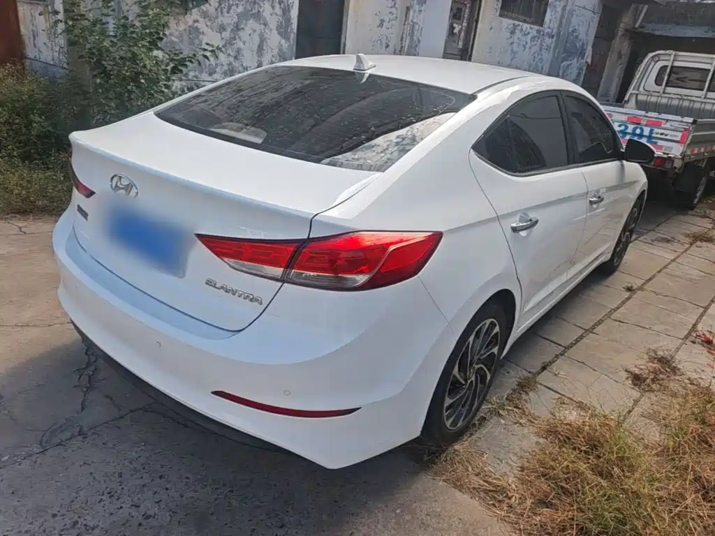 Hyundai Elantra — фото 6