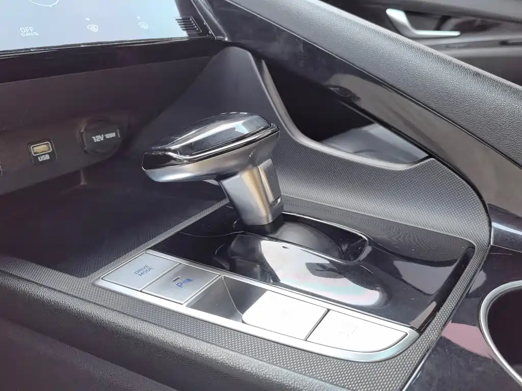 Hyundai Elantra — фото 14