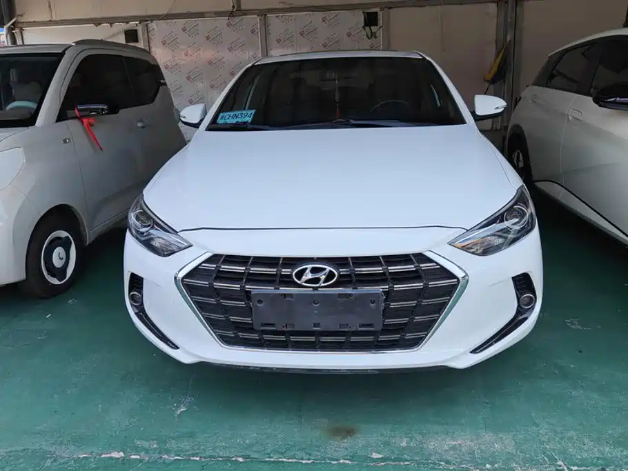Hyundai Elantra — фото 2