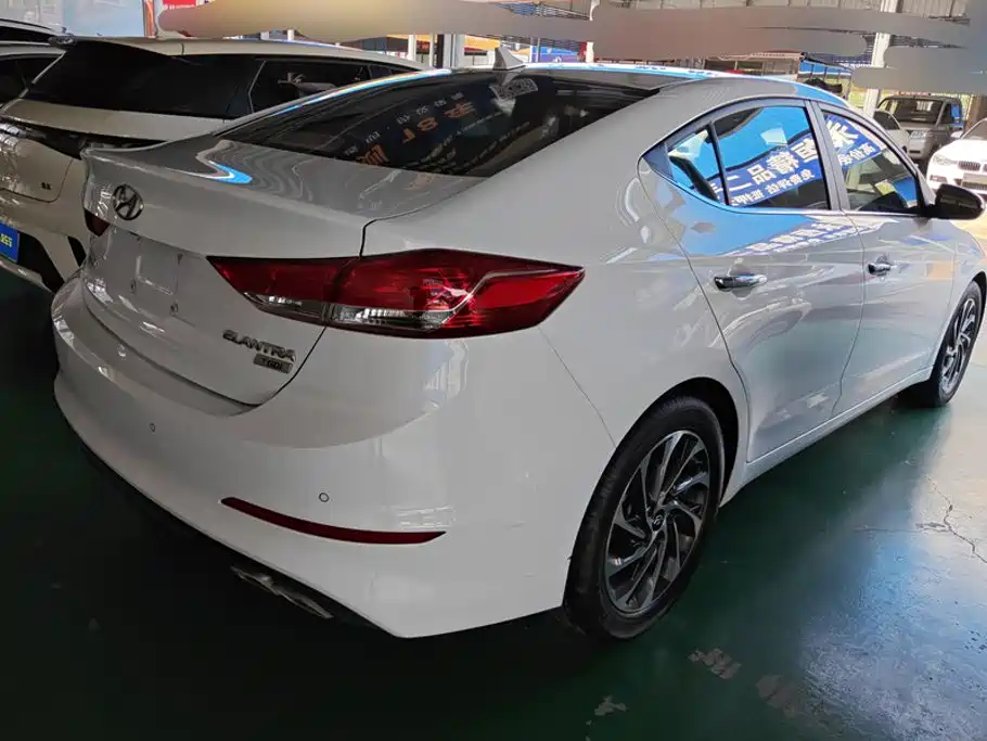Hyundai Elantra — фото 3