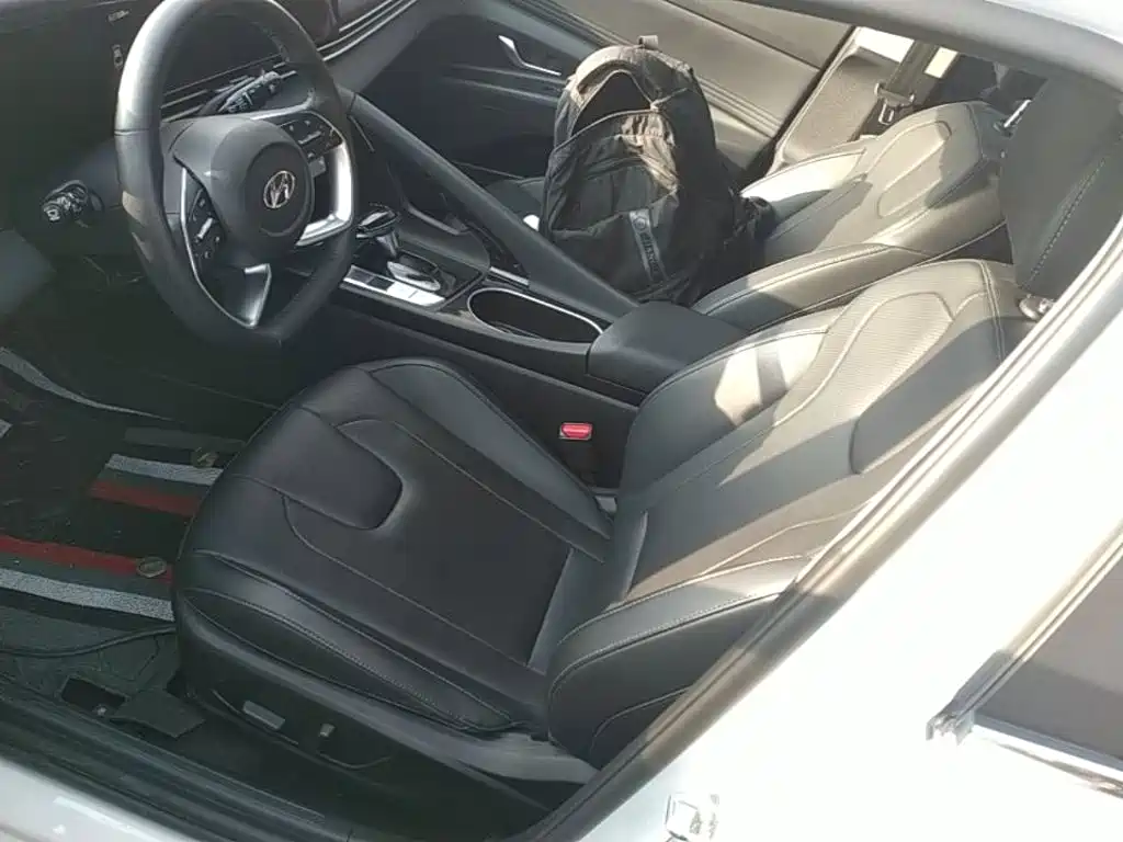 Hyundai Elantra — фото 14