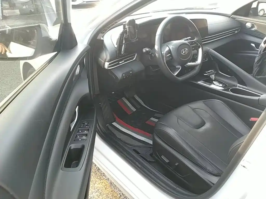 Hyundai Elantra — фото 15