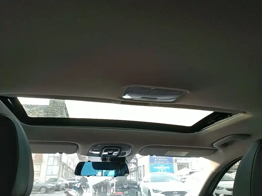 Hyundai Elantra — фото 17