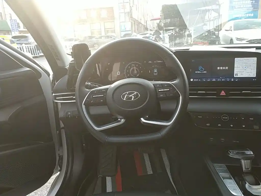 Hyundai Elantra — фото 10