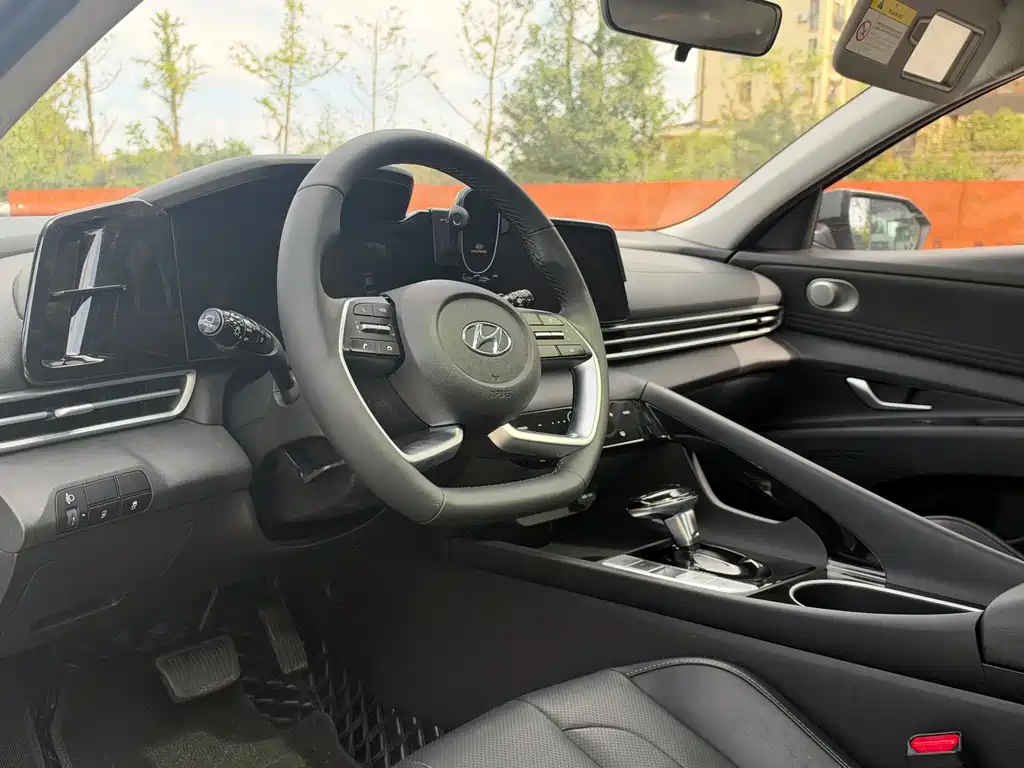 Hyundai Elantra — фото 15