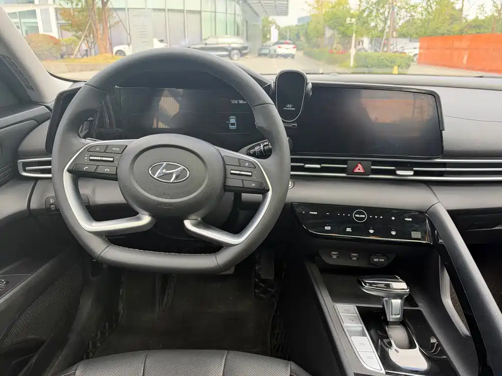 Hyundai Elantra — фото 16