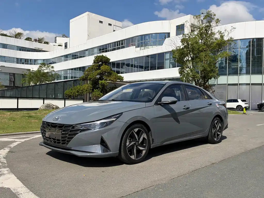Hyundai Elantra — фото 1