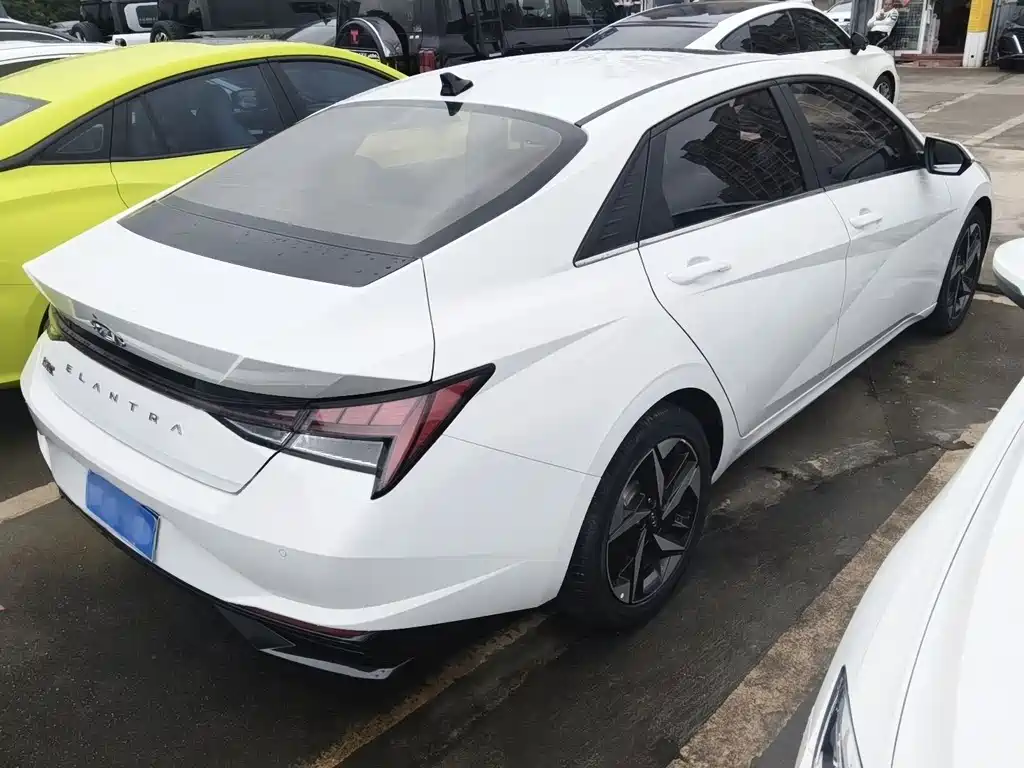 Hyundai Elantra — фото 14