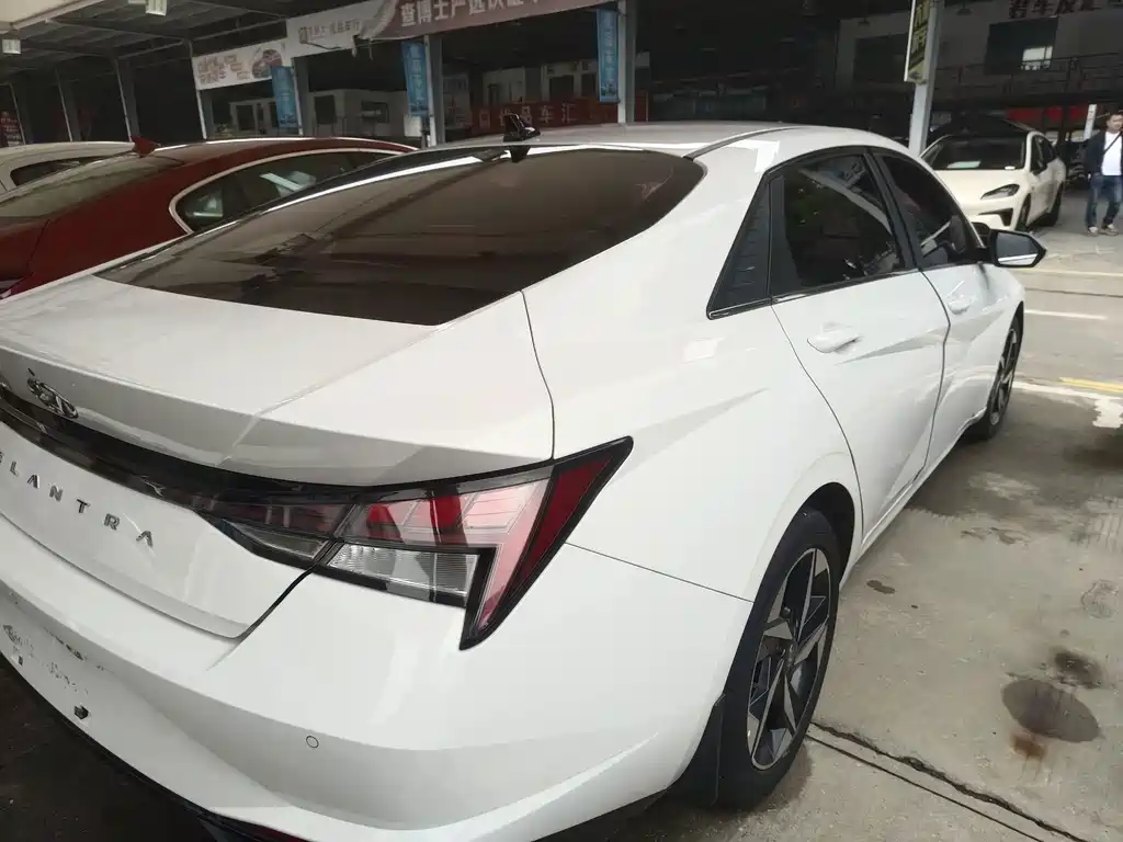 Hyundai Elantra — фото 11