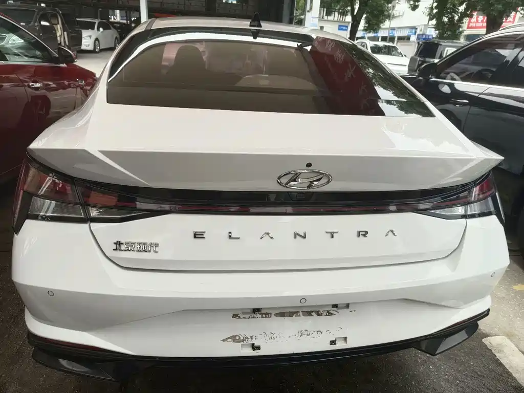 Hyundai Elantra — фото 12