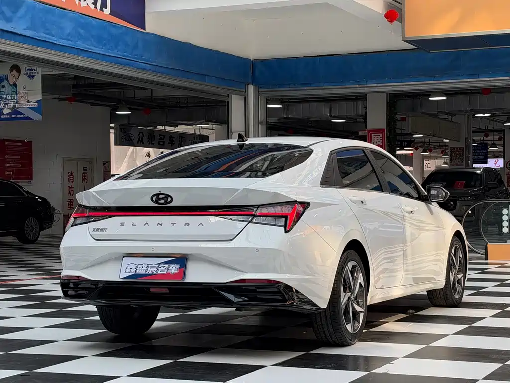 Hyundai Elantra — фото 18