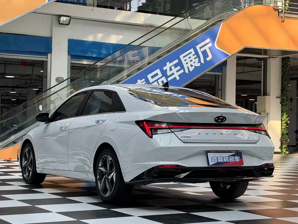 Hyundai Elantra — фото 20