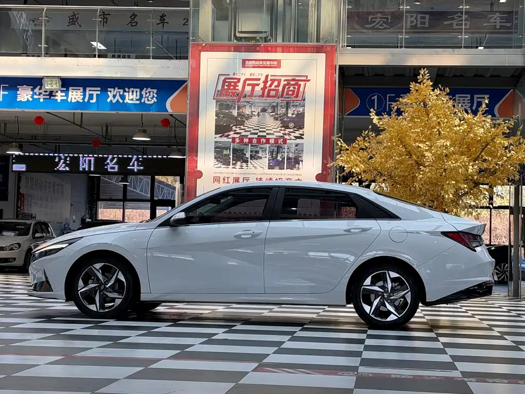 Hyundai Elantra — фото 21