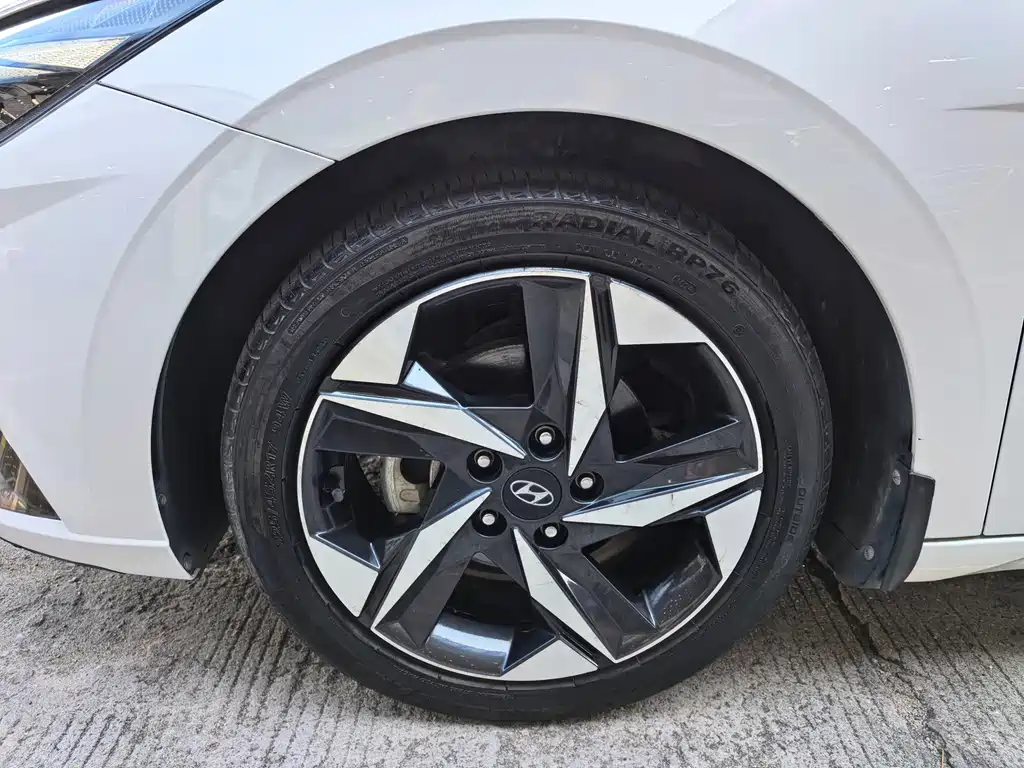 Hyundai Elantra — фото 13
