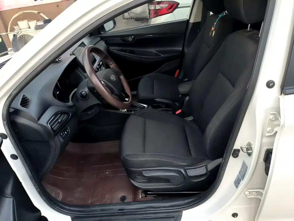 Hyundai Elantra — фото 14