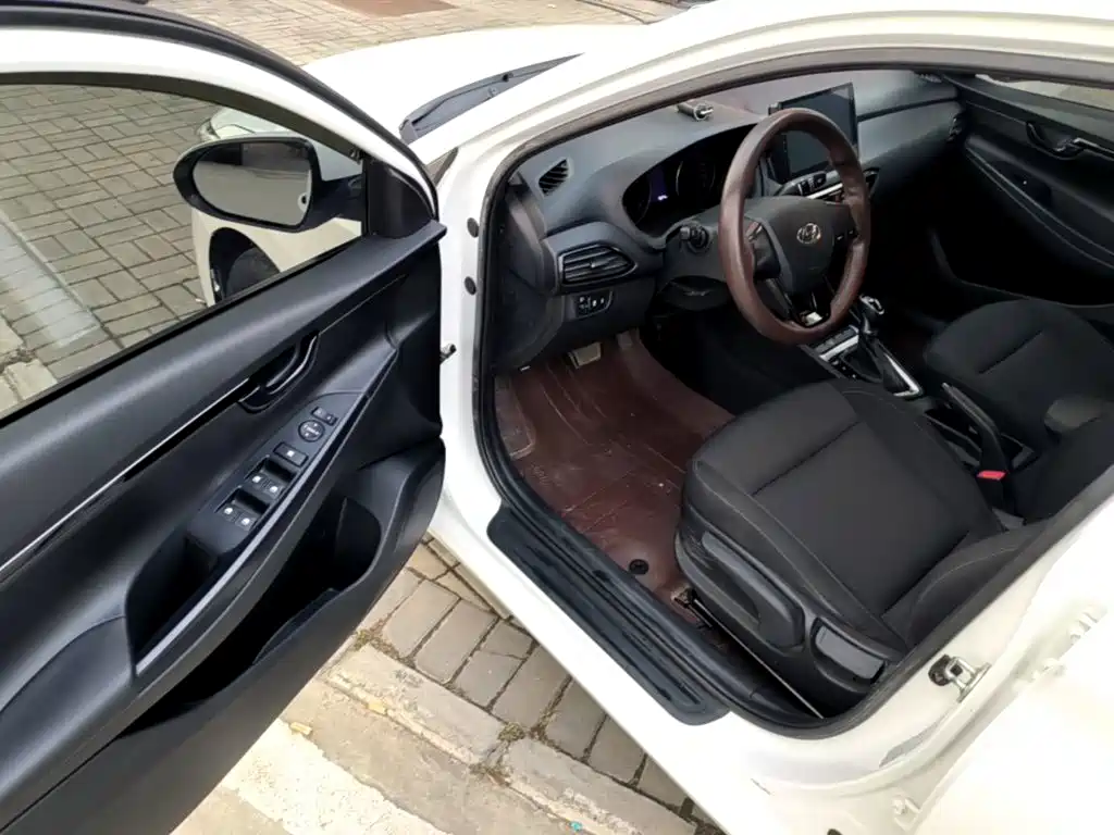 Hyundai Elantra — фото 15