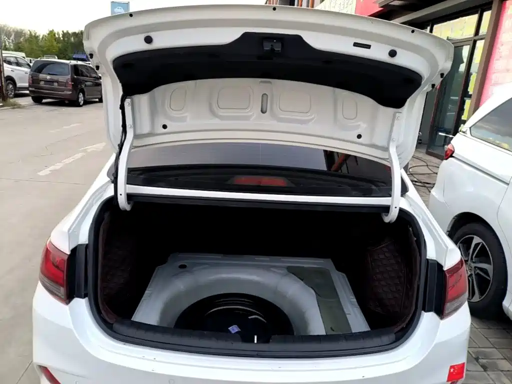 Hyundai Elantra — фото 18