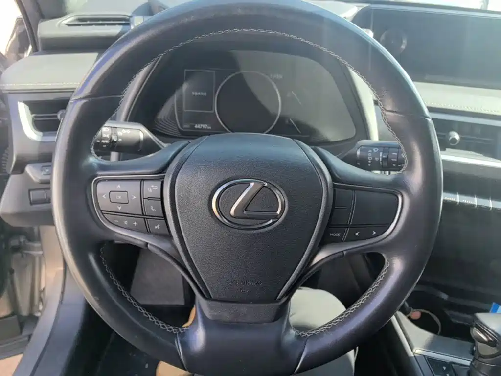 Lexus UX — фото 10