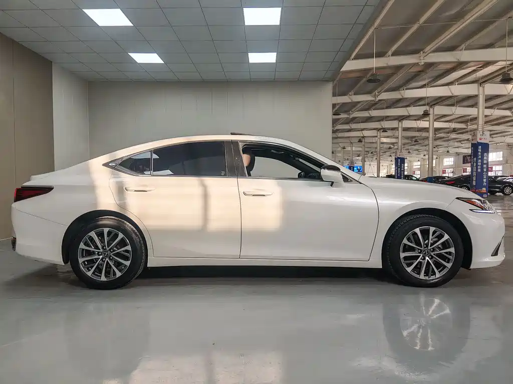 Lexus ES — фото 13