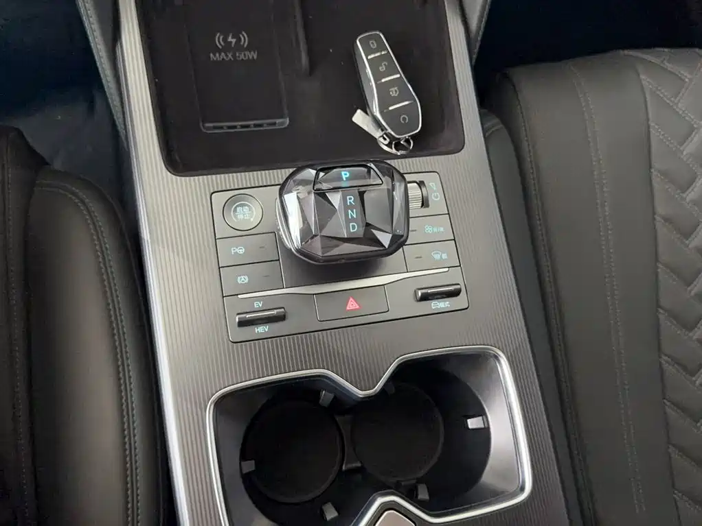 BYD L DM-i — фото 7