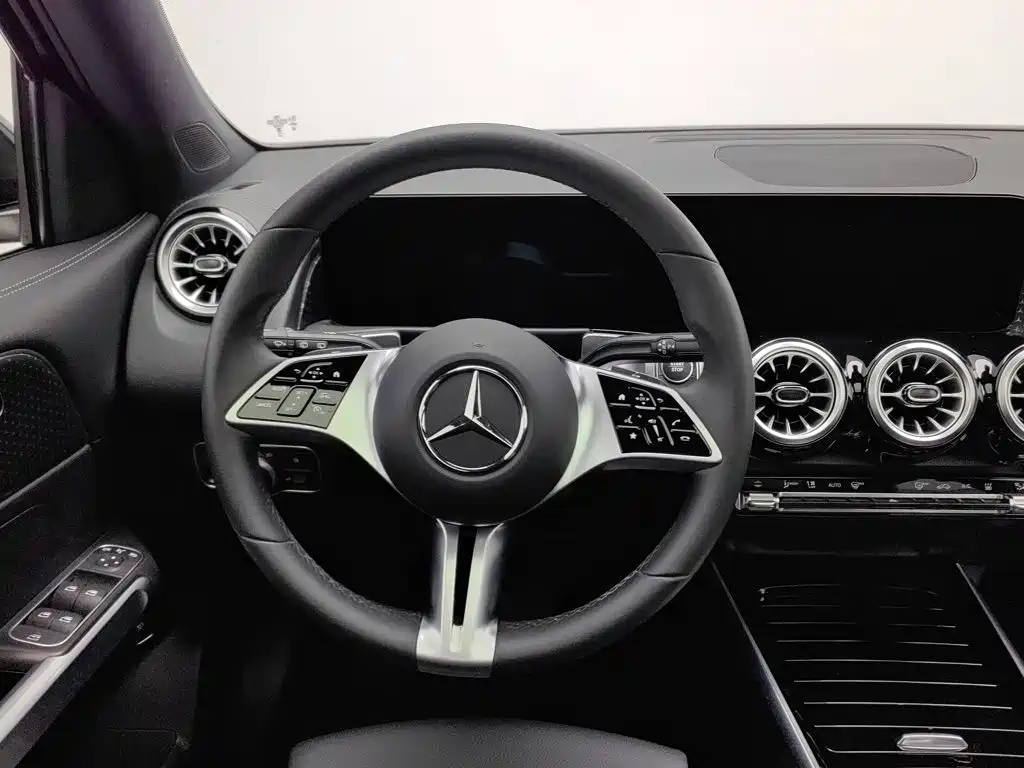 Mercedes-Benz EQB — фото 11