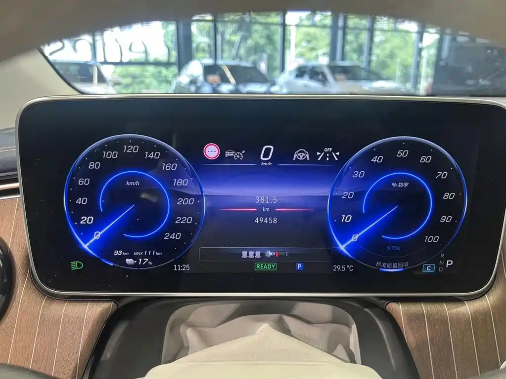 Mercedes-Benz EQE SUV — фото 16
