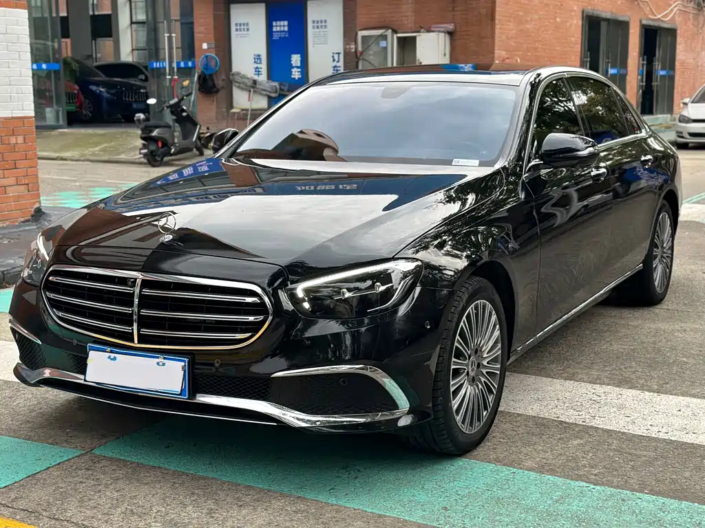 Mercedes-Benz E-Class — фото 1