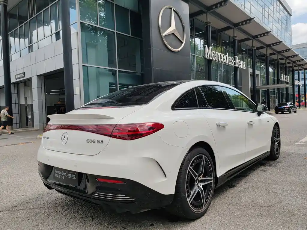 Mercedes-Benz EQE AMG — фото 13