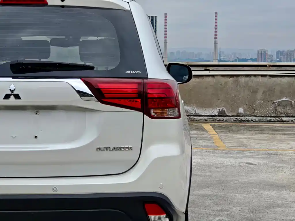 Mitsubishi Outlander — фото 18