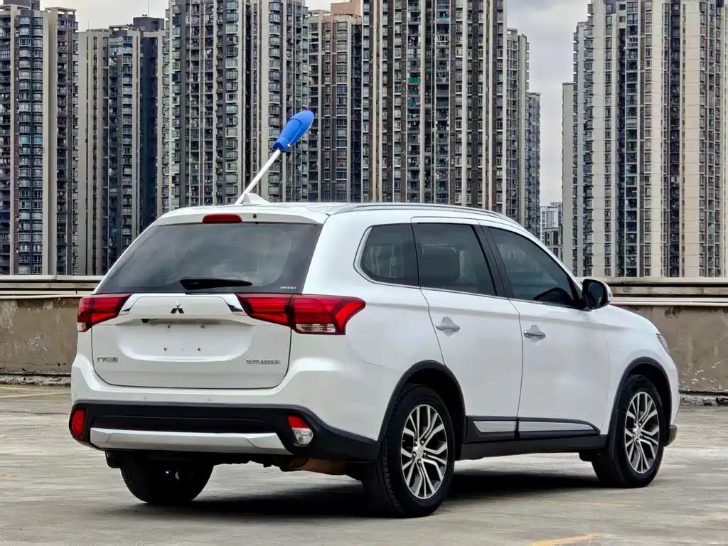 Mitsubishi Outlander — фото 20