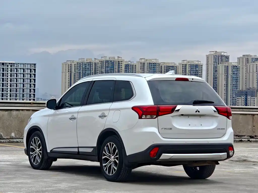 Mitsubishi Outlander — фото 21