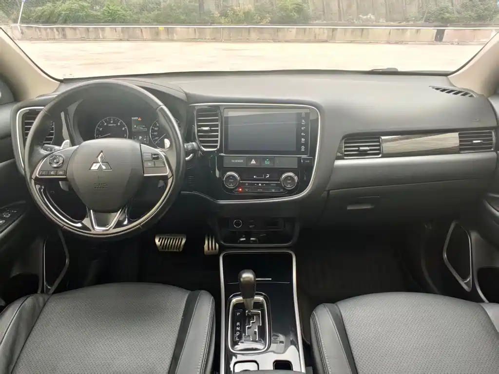 Mitsubishi Outlander — фото 7