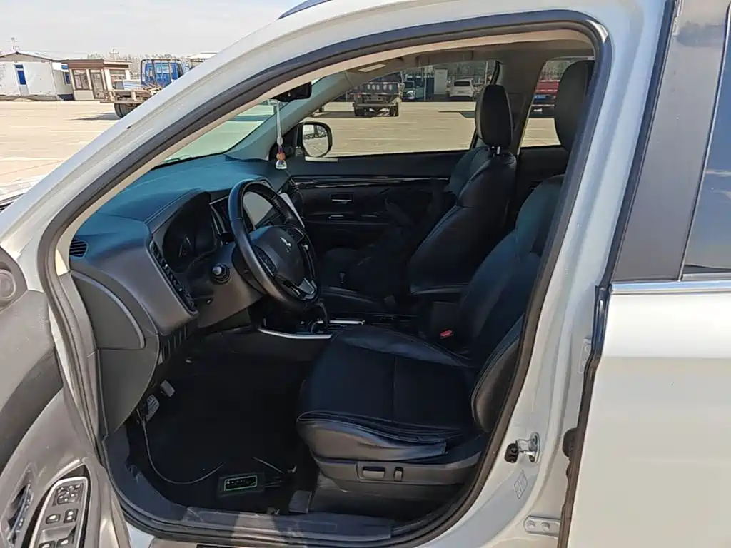 Mitsubishi Outlander — фото 15
