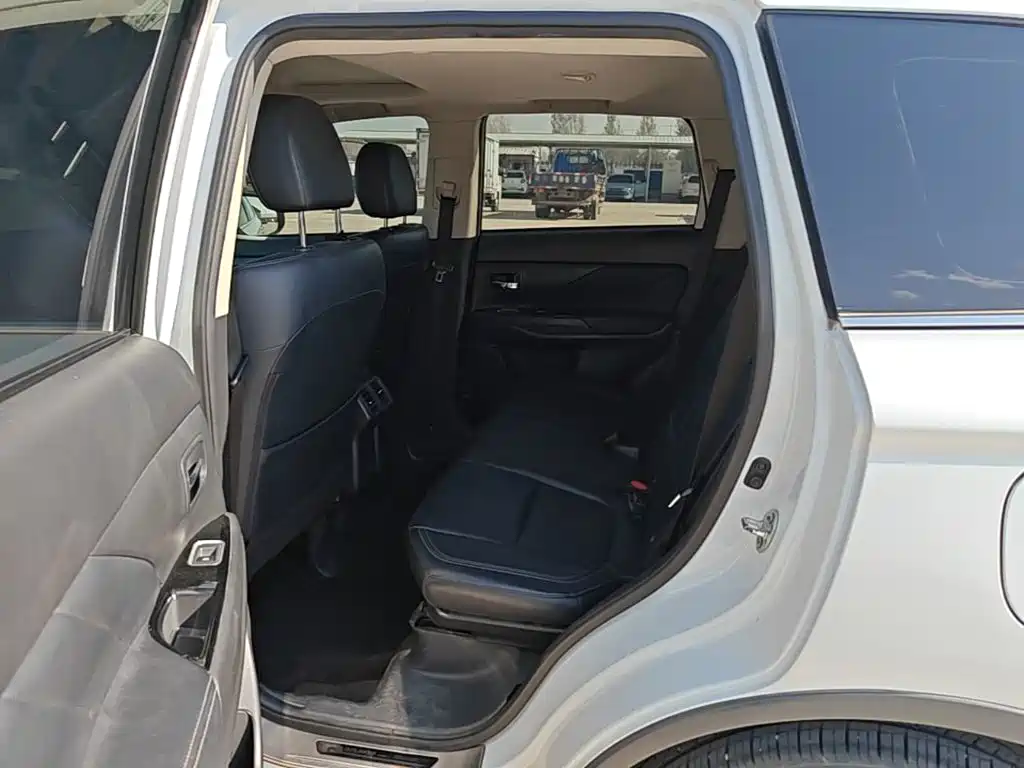 Mitsubishi Outlander — фото 16