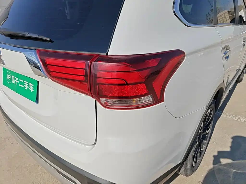 Mitsubishi Outlander — фото 7