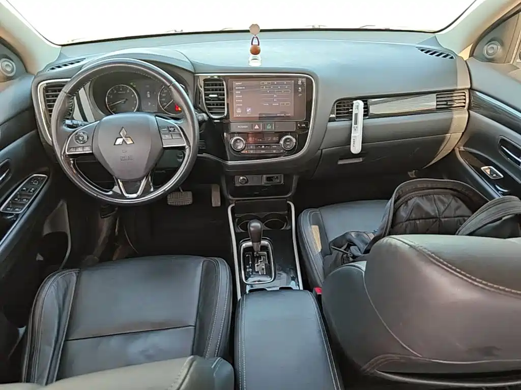 Mitsubishi Outlander — фото 9