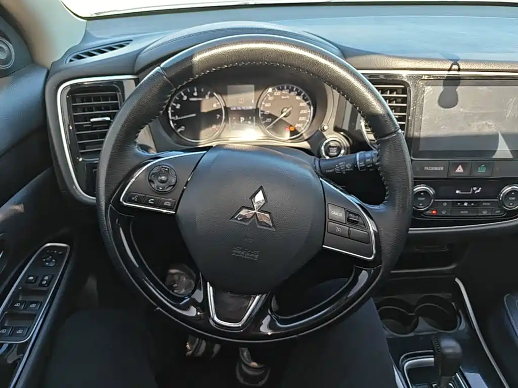 Mitsubishi Outlander — фото 10