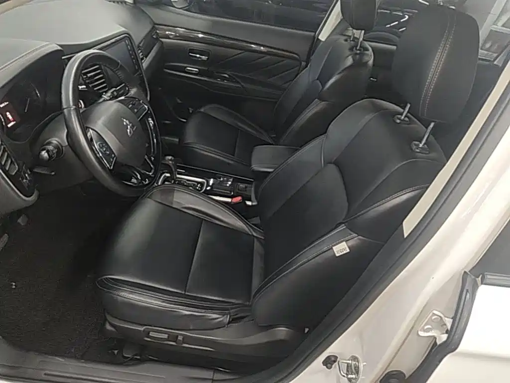 Mitsubishi Outlander — фото 14