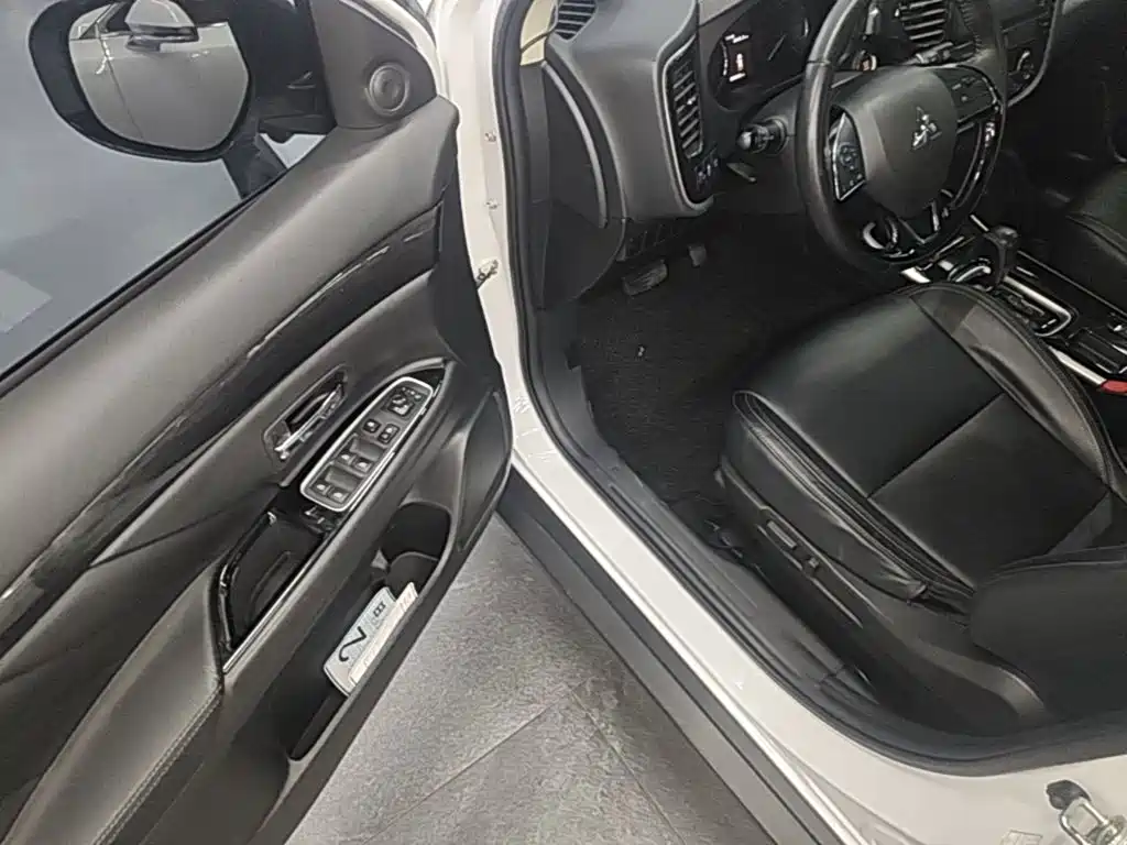 Mitsubishi Outlander — фото 15