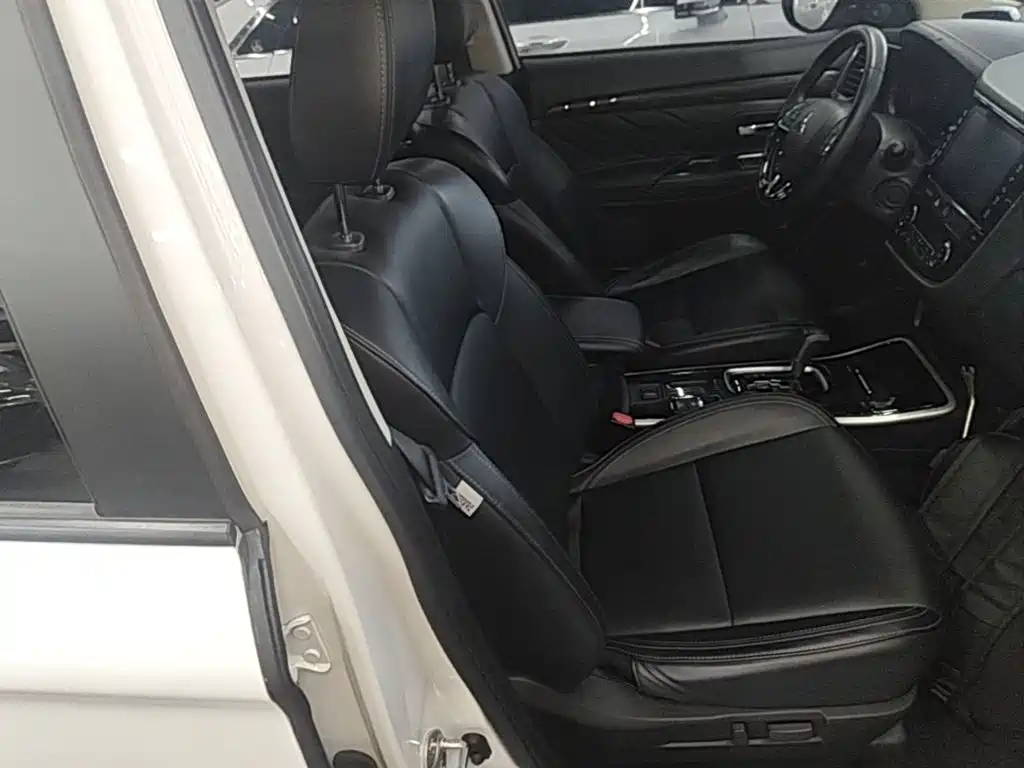 Mitsubishi Outlander — фото 24