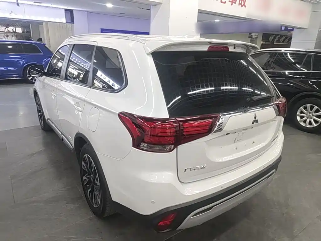 Mitsubishi Outlander — фото 4